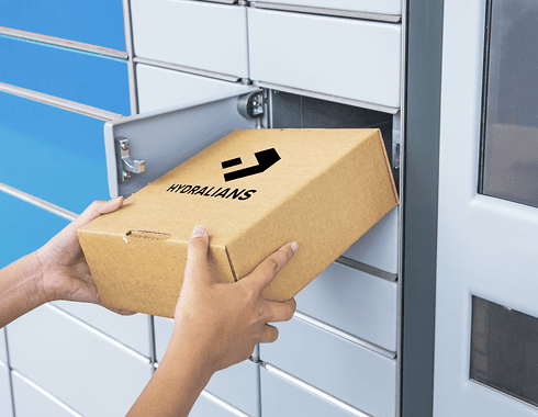 Une personne retire un colis dans une consigne ColisBOX